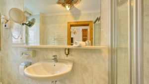 EZ-Deluxe-Badezimmer