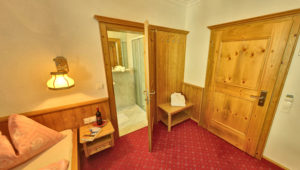EZ-Deluxe-Zimmer-2