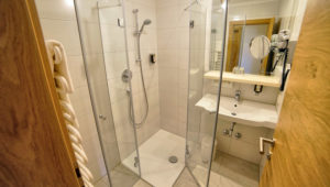 Panoramasuite-Drautalblick-Badezimmer