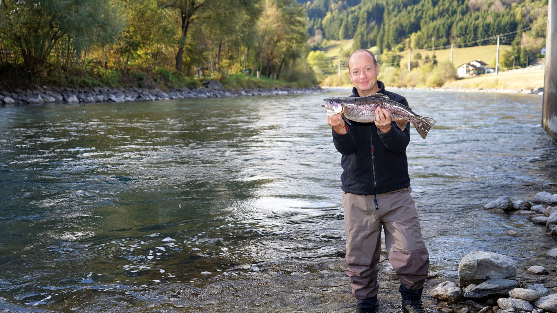 aktivitaeten-angeln-forelle-flussfischen