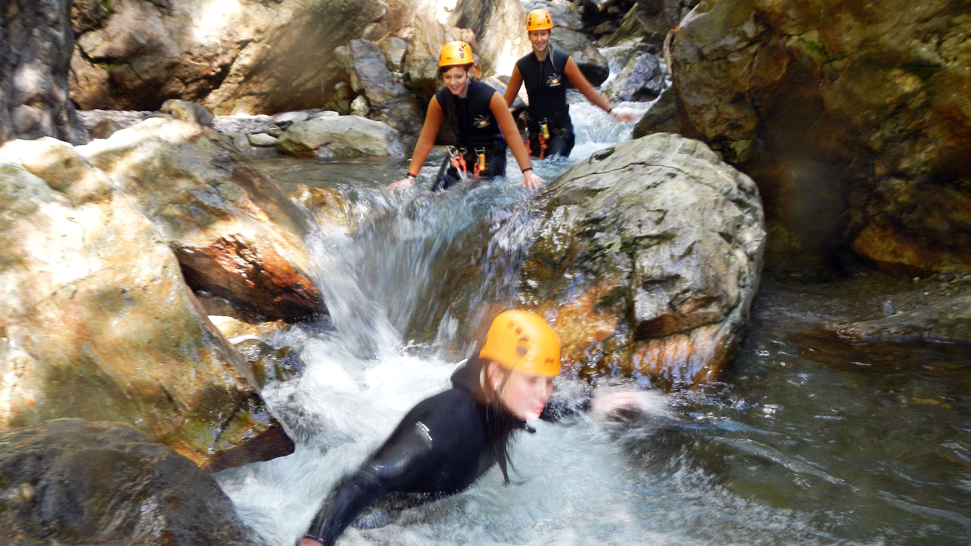 Mit Neoprenanzug ins Wasser rutschen