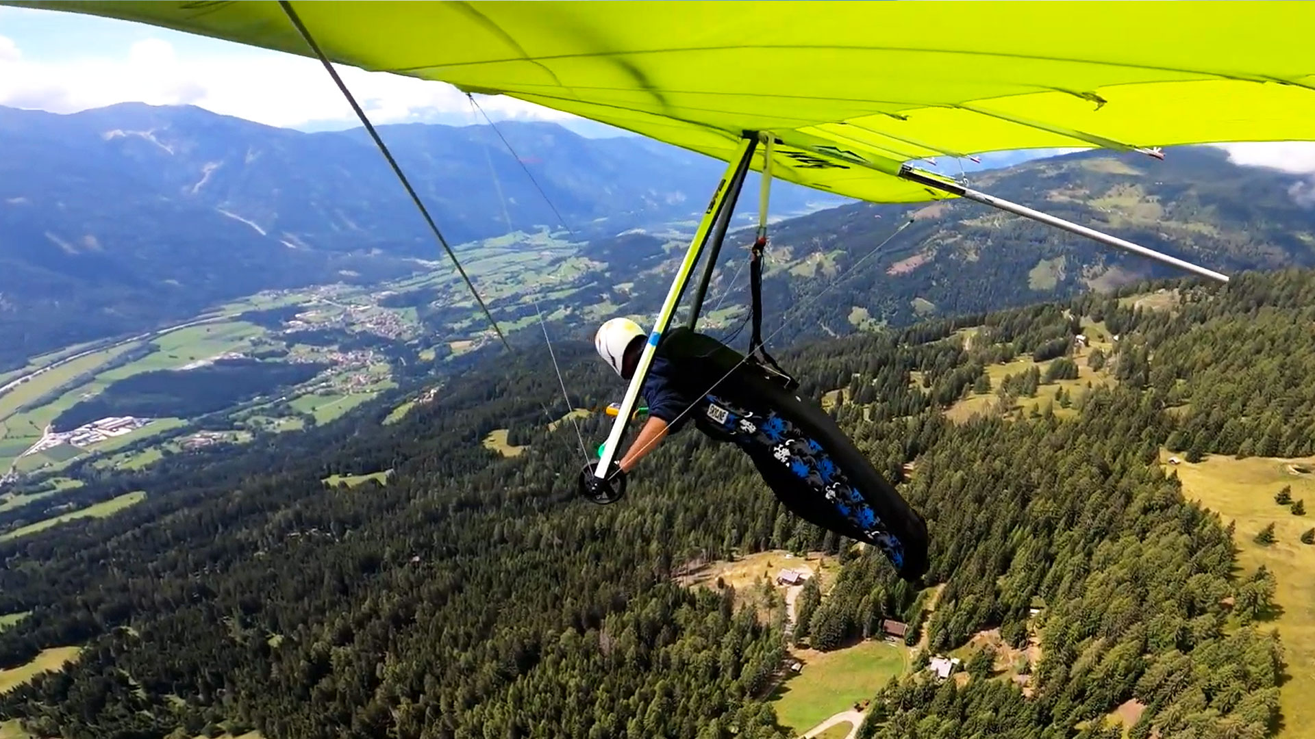 aktivitaeten-drachenflug-kaernten-emberger-alm-glocknerhof Drachenflieger in der Luft - Emberger Alm Kärnten