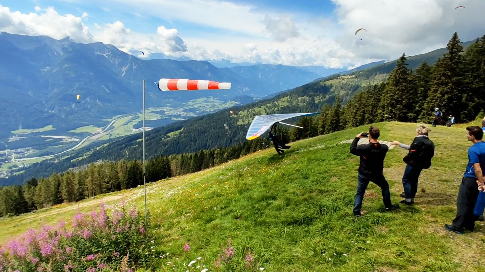 aktivitaeten-drachenflug-startplatz-emberger-alm Red Bull Drachenflieger am Startplatz auf der Emberger Alm